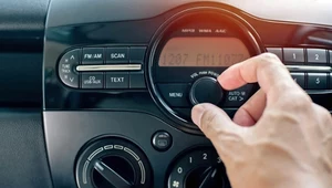 Mandat za radio w aucie nadal obowiązuje. Stawki na 2025 rok