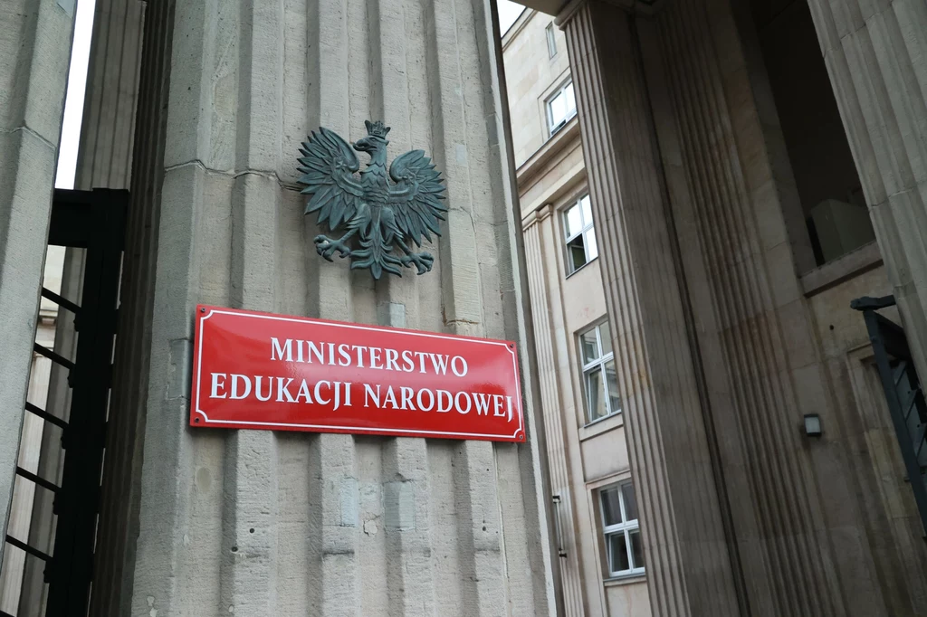 Janusz Kowalski i Robert Bąkiewicz wtargnęli do szkoły. MEN wydało komunikat Janusz Kowalski i Robert Bąkiewicz wtargnęli do szkoły. MEN wydało komunikat