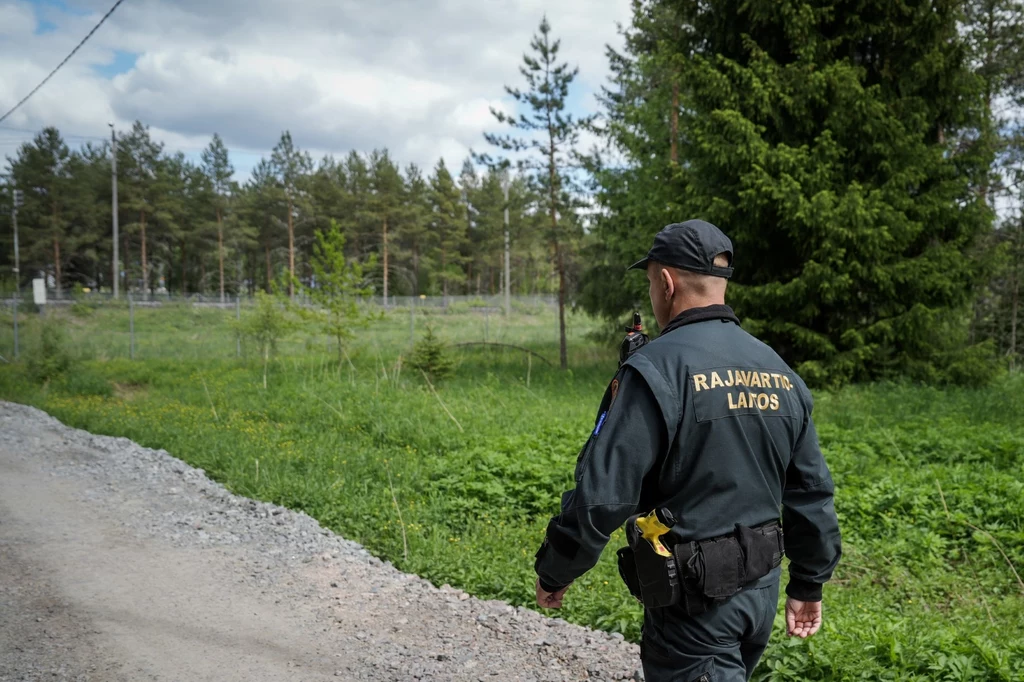 Media: Rosja rozbudowuje bazy m.in. przy granicy z Norwegią i w Karelii, na zdj. funkcjonariusz fińskiej Straży Granicznej Media: Rosja rozbudowuje bazy m.in. przy granicy z Norwegią i w Karelii, na zdj. funkcjonariusz fińskiej Straży Granicznej