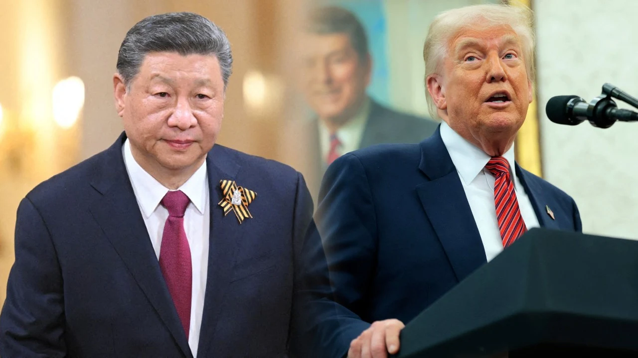 Donald Trump spotka się z prezydentem Chin Dwóch mężczyzn w formalnych strojach, jeden z nich przemawia do mikrofonu na tle wnętrza z portretem w ramie.