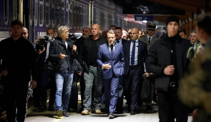 Prezydent Francji Emmanuel Macron na dworcu kolejowym w Przemyślu