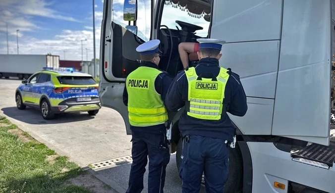 Policjanci kontrolowali czy kierowcy przestrzegają zakaz wyprzedzania przez ciężarówki na drogach szybkiego ruchu