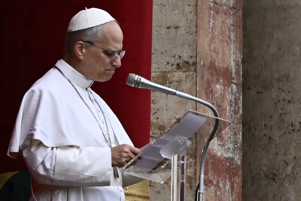 Papież Leon XIV modlił się z wiernymi na Placu Świętego Piotra w Rzymie Papież Leon XIV modlił się z wiernymi na Placu Świętego Piotra w Rzymie