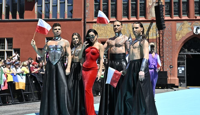 Justyna Steczkowska z ekipą na turkusowym dywanie podczas otwarcia Eurowizji 2025