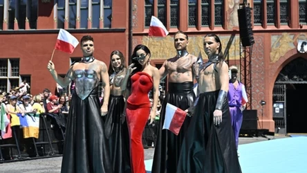 Justyna Steczkowska z ekipą na turkusowym dywanie podczas otwarcia Eurowizji 2025