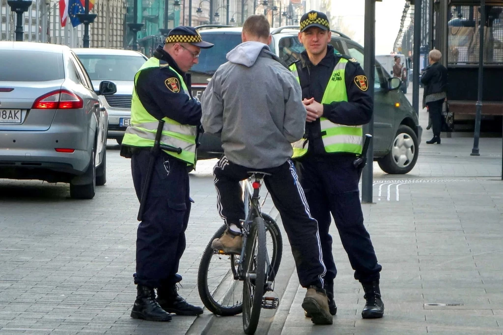 Funkcjonariusze mogą kontrolować wyposażenie rowerów i nakładać na rowerzystów mandaty w przypadku stwierdzenia jakichś braków Funkcjonariusze mogą kontrolować wyposażenie rowerów i nakładać na rowerzystów mandaty w przypadku stwierdzenia jakichś braków