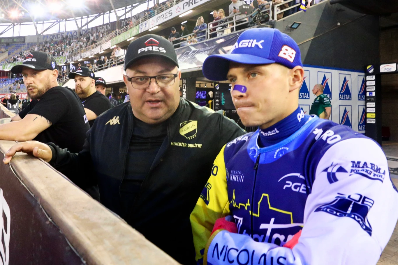 Piotr Baron, Emil Sajfutdinow Żużlowcy Apatora Toruń wyjechali na tor. Wszystkiemu przyglądał się trener Piotr Baron