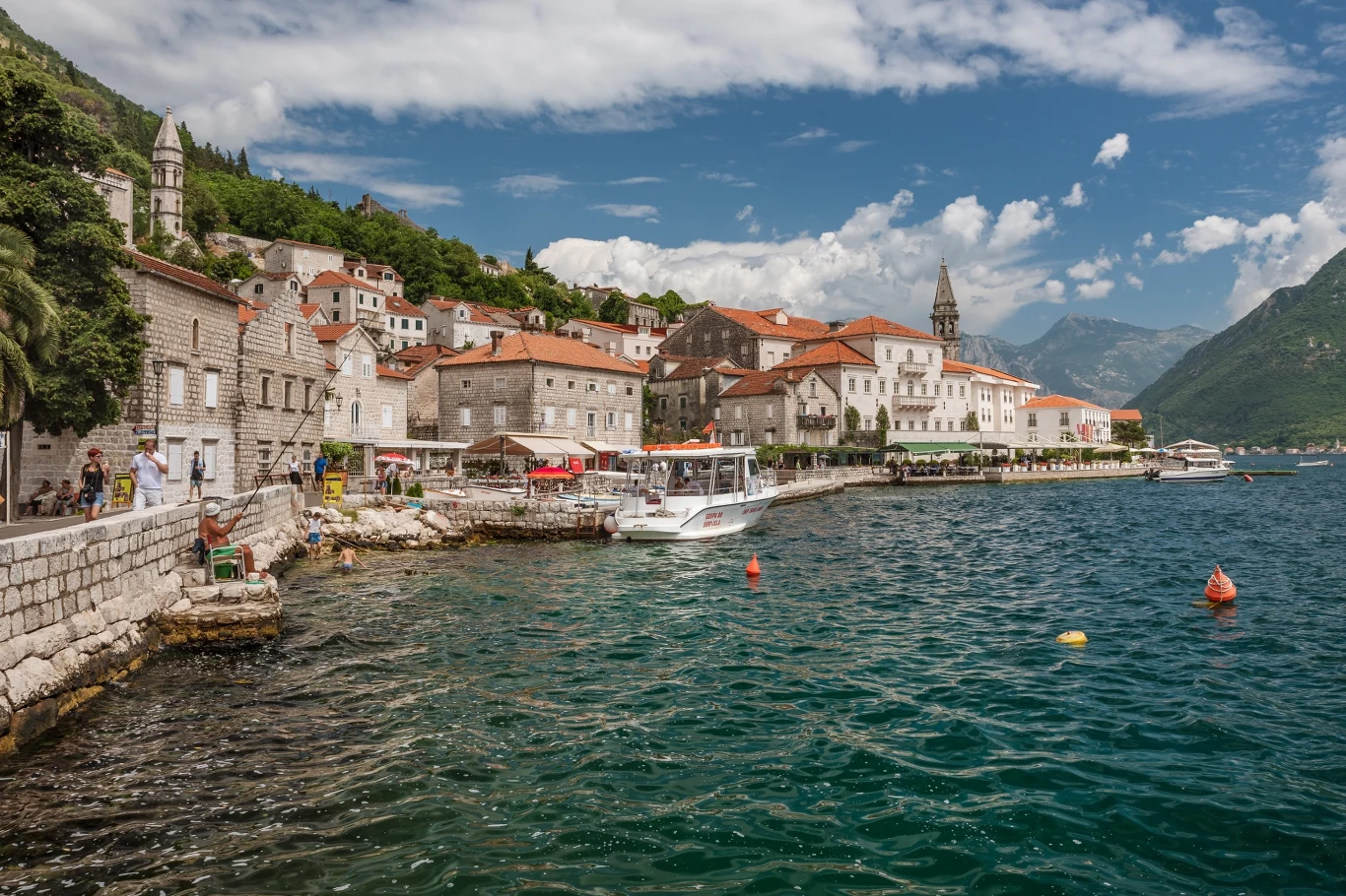 Czarnogóra to kraj, w którym góry spotykają się z morzem. Dlaczego to dobry cel na wakacyjny wyjazd?