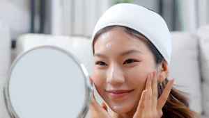 Koreanki nakładają na twarz i głowę. Dlatego są tak piękne i młode