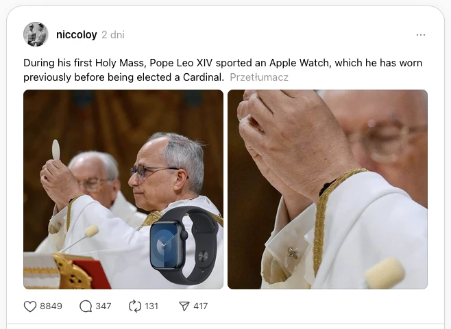 Duchowny podczas mszy podnosi hostię, uważnie skupiony. Na nadgarstku nosi smartwatch. W tle niewyraźne postacie.