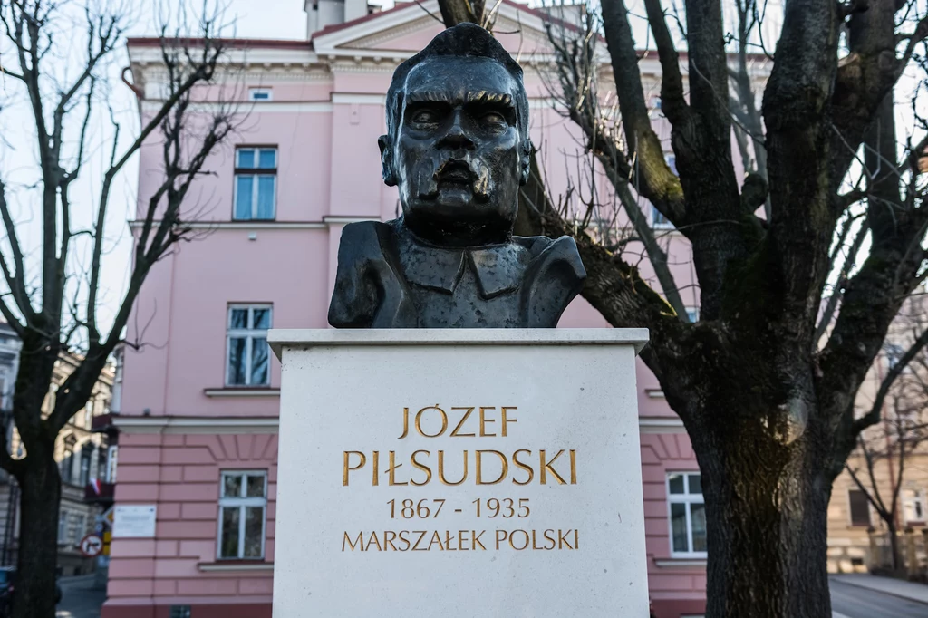W 2020 roku w Sulejówku powstał nowoczesny kompleks muzealny poświęcony jemu i jego epoce Popiersie Józefa Piłsudskiego na wysokim cokole z wygrawerowanym napisem, znajduje się przed różowym budynkiem otoczonym nagimi drzewami.