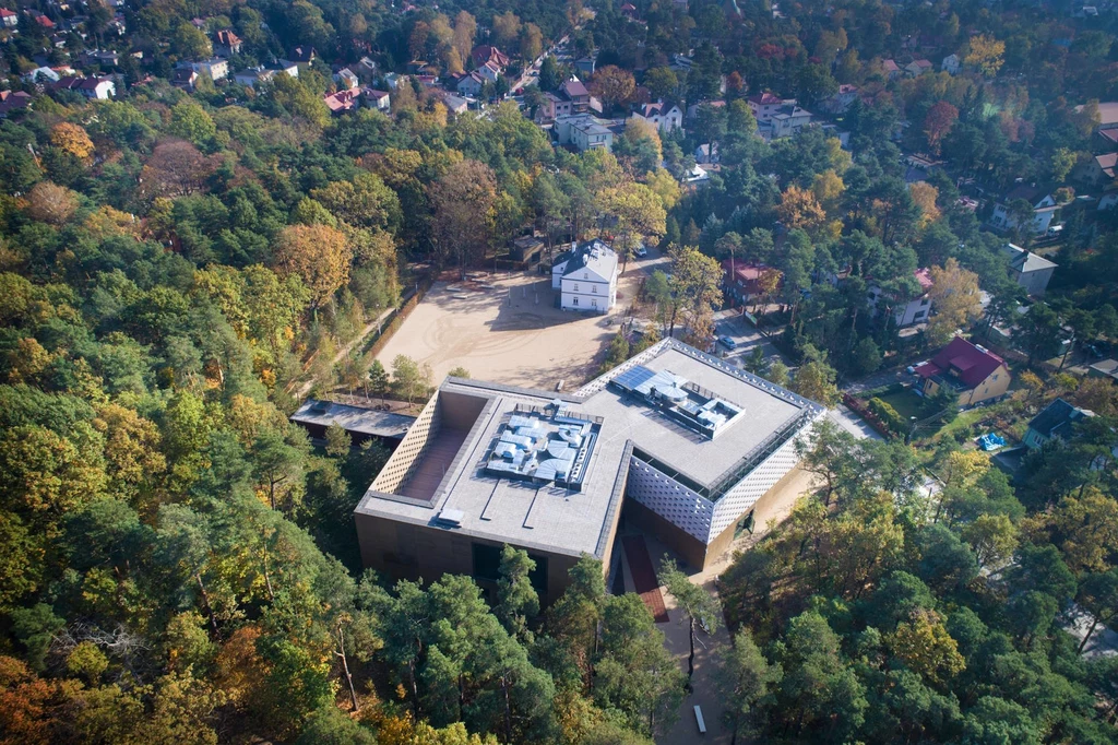 Muzeum Józefa Piłsudskiego w Sulejówku mieści się, przy Al. Piłsudskiego 29 Muzeum Józefa Piłsudskiego w Sulejówku mieści się, przy Al. Piłsudskiego 29