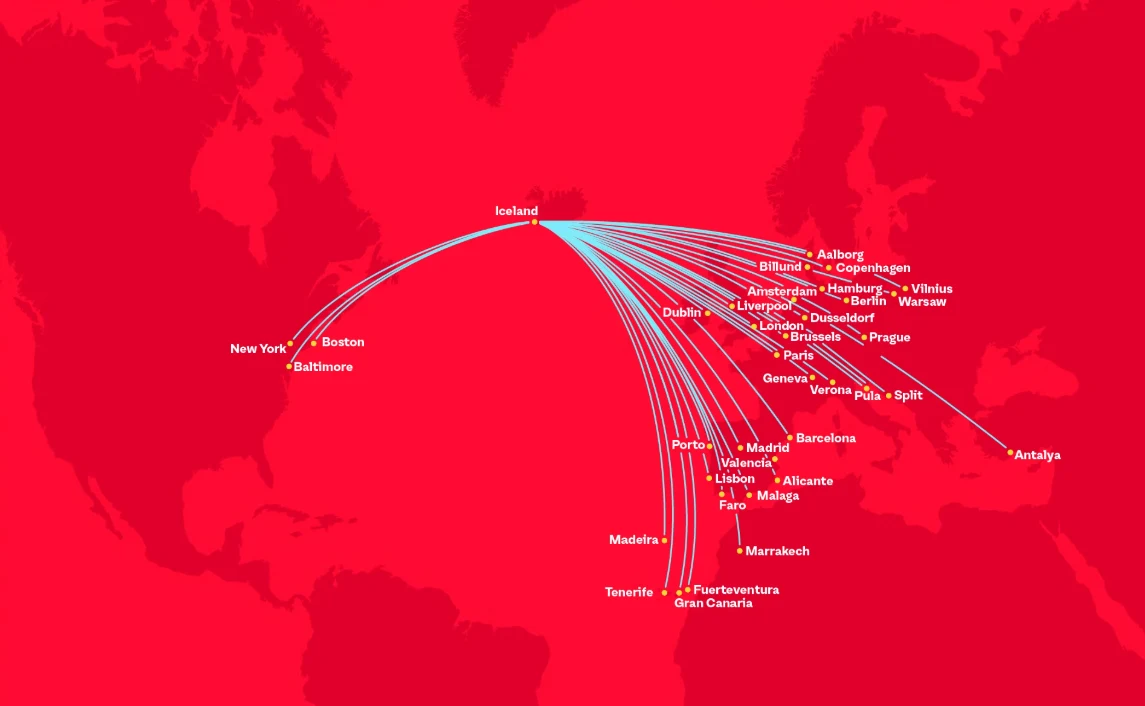 Mapa z połączeniami lotniczymi Islandii z miastami w Ameryce Północnej i Europie na czerwonym tle. W centrum mapa przedstawia Islandię jako węzeł centralny, z którego rozchodzą się linie do miast takich jak Nowy Jork, Londyn, Paryż i inne.