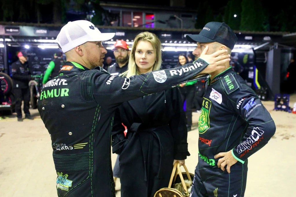 Wymiana zdań między Rohanem Tungatem i Nickim Pedersenem. W roli słuchacza Natascha Ohlin, partnerka Pedersena.