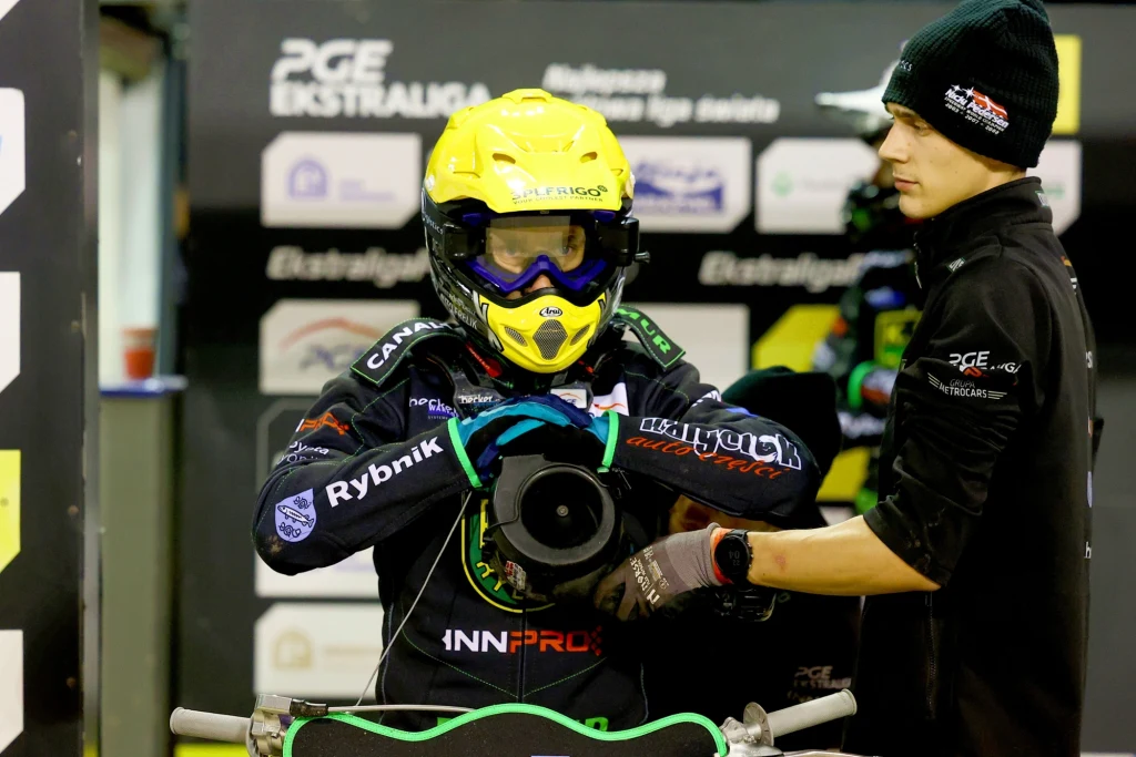 Nicki Pedersen gotowy do startu. Za chwilę wyjedzie z parku maszyn na tor. Nicki Pedersen gotowy do startu. Za chwilę wyjedzie z parku maszyn na tor.