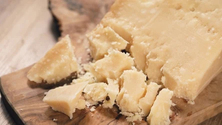 Parmezan jest nie tylko pyszny, ale też zdrowy dla kości, zębów i jelit