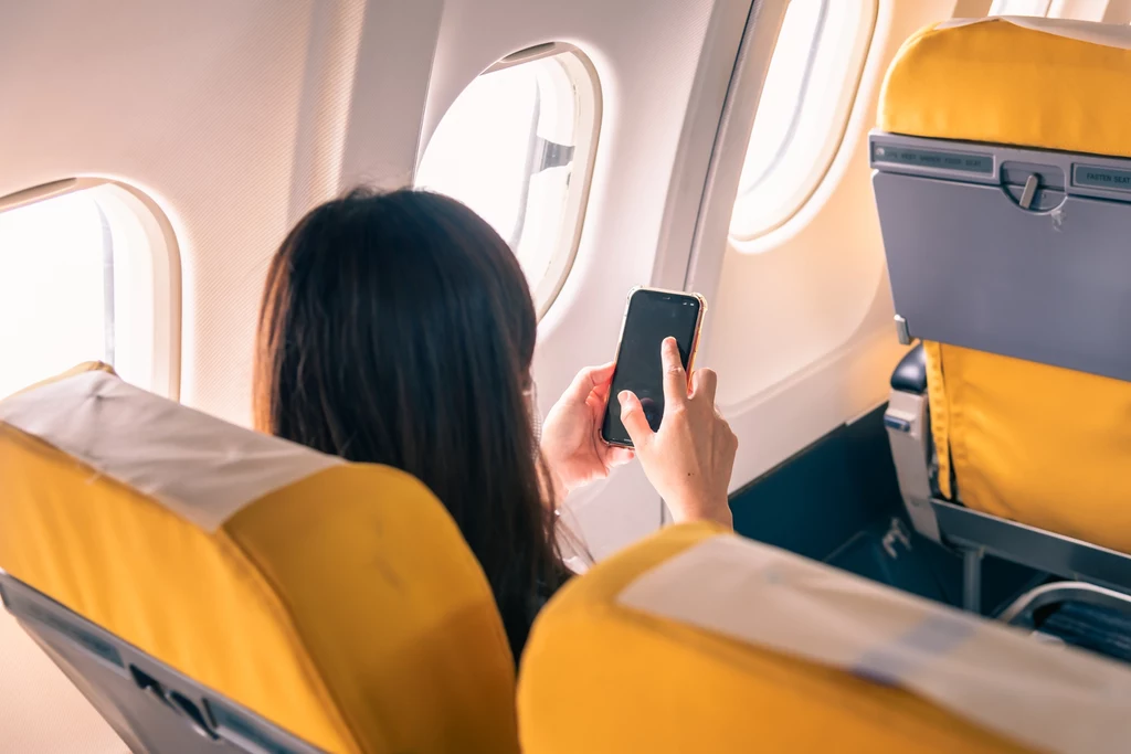 Dlaczego w samolocie należy włączyć tryb samolotowy w telefonie? Dlaczego w samolocie należy włączyć tryb samolotowy w telefonie?