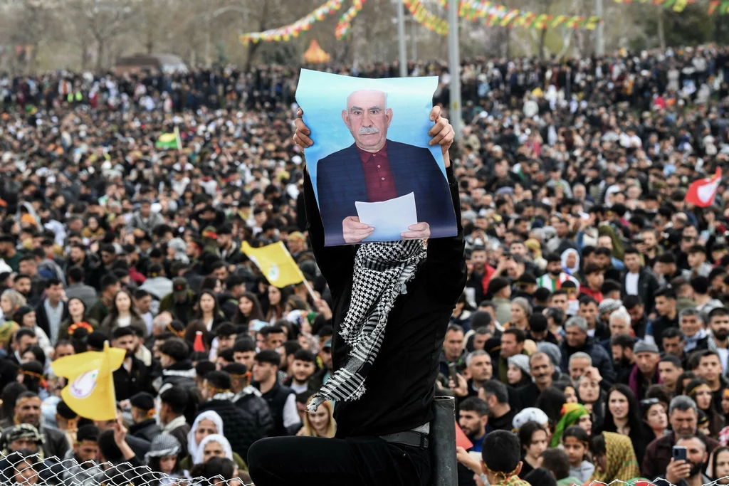 Na zdjęciu trzymanym Abdullah Ocalan, lider PKK, który wzywał grupę do rozwiązania Na zdjęciu trzymanym Abdullah Ocalan, lider PKK, który wzywał grupę do rozwiązania