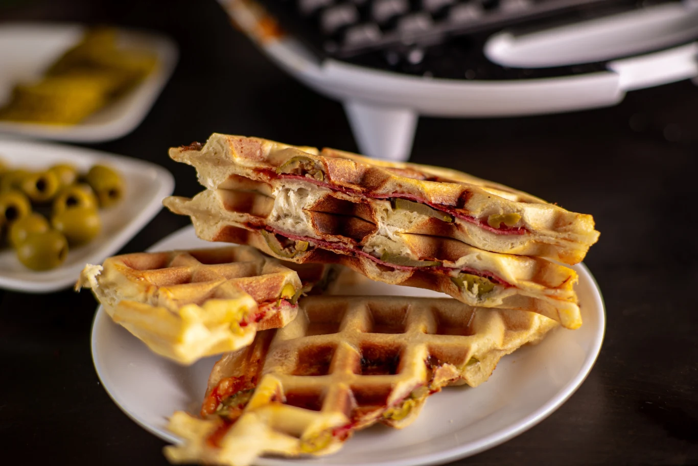 ​Zrób pizzę w gofrownicy. Już nigdy nie zechcesz zjeść placka z piekarnika