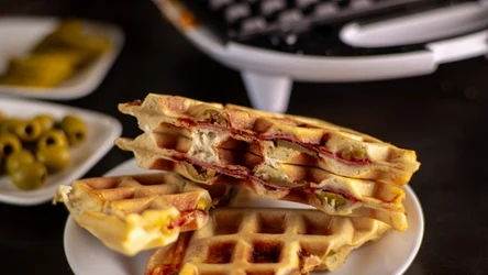 ​Zrób pizzę w gofrownicy. Już nigdy nie zechcesz zjeść placka z piekarnika