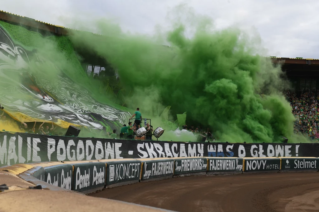 Kibice Falubazu Falubaz będzie miał kłopoty. Pseudokibice urządzili racowisko i KOL oraz Ekstraliga mają podstawy, żeby zamknąć stadion.