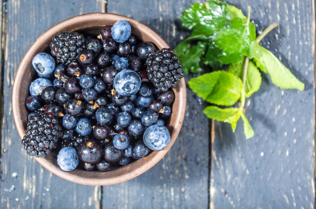 Jeżeli aronia jest dla ciebie nie do zjedzenia na surowo, połącz ją z innymi owocami, jak borówki, jeżyny, porzeczki i stwórz przepyszne smoothie Jeżeli aronia jest dla ciebie nie do zjedzenia na surowo, połącz ją z innymi owocami, jak borówki, jeżyny, porzeczki i stwórz przepyszne smoothie