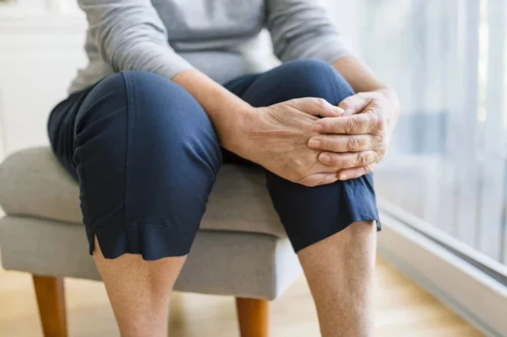 Gromadząca się w kolanie woda może być następstwem urazu albo zakażenia bakteryjnego w obrębie stawu Gromadząca się w kolanie woda może być następstwem urazu albo zakażenia bakteryjnego w obrębie stawu