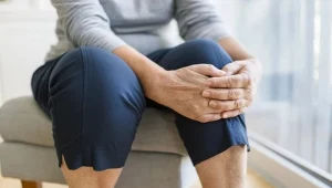 Ból i sztywność uniemożliwia chodzenie. Tak leczy się wodę w kolanie