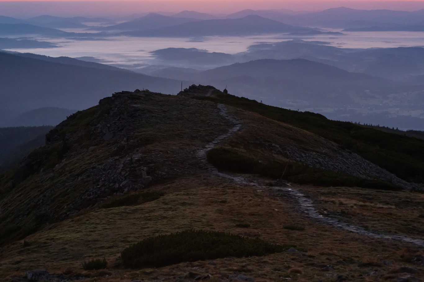 Nocne wędrówki po niektórych górskich szlakach są zakazane Nocne wędrówki po niektórych górskich szlakach są zakazane