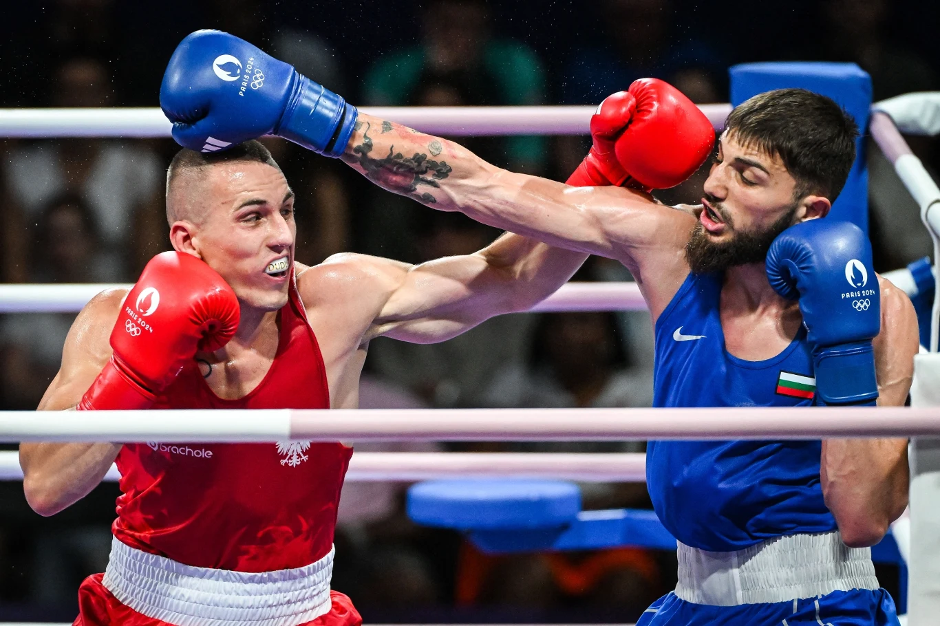 Damian Durkacz (z lewej). Kadr z walki z igrzysk olimpijskich w Paryżu