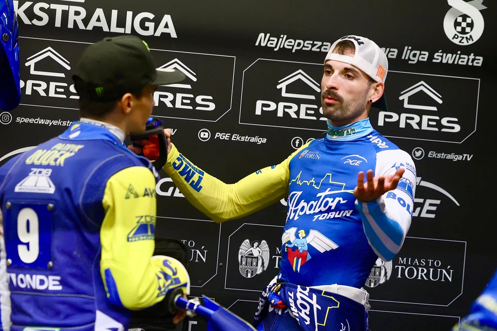 Zdenerwowany Mikkel Michelsen po ostatnim wyścigu meczu Toruń - Częstochowa. Obok niego Patryk Dudek Zdenerwowany Mikkel Michelsen po ostatnim wyścigu meczu Toruń - Częstochowa. Obok niego Patryk Dudek