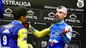 Zdenerwowany Mikkel Michelsen po ostatnim wyścigu meczu Toruń - Częstochowa. Obok niego Patryk Dudek