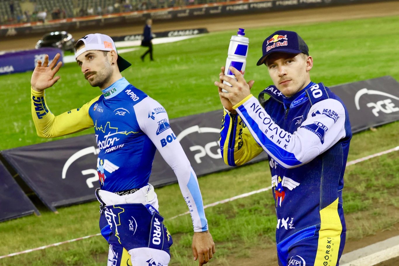 Od lewej: Mikkel Michelsen i Robert Lambert dziękują kibicom za doping