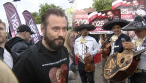 Tak kandydat Stanowski przybył na debatę. Towarzyszył mu barwny orszak