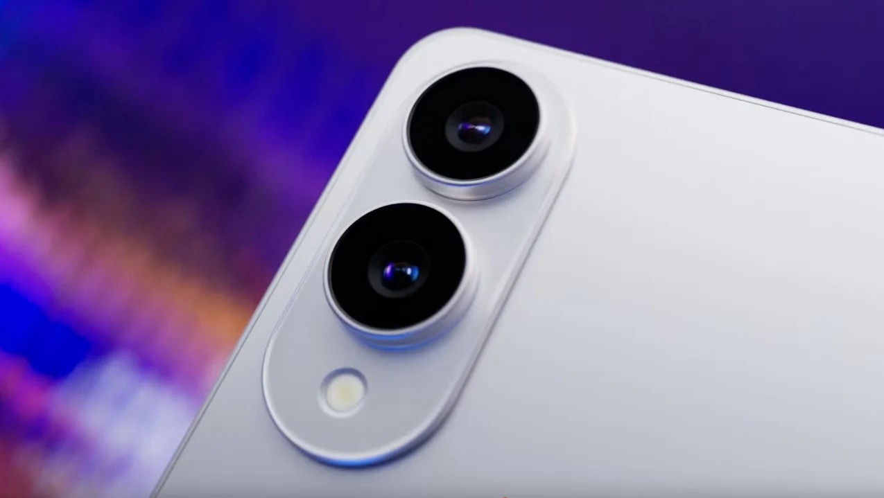 Samsung Galaxy S25 Edge. Ceny w Polsce i specyfikacja. Nowoczesne, eleganckie ujęcie tylnego aparatu smartfona z dwoma obiektywami na tle rozmytego, kolorowego tła.