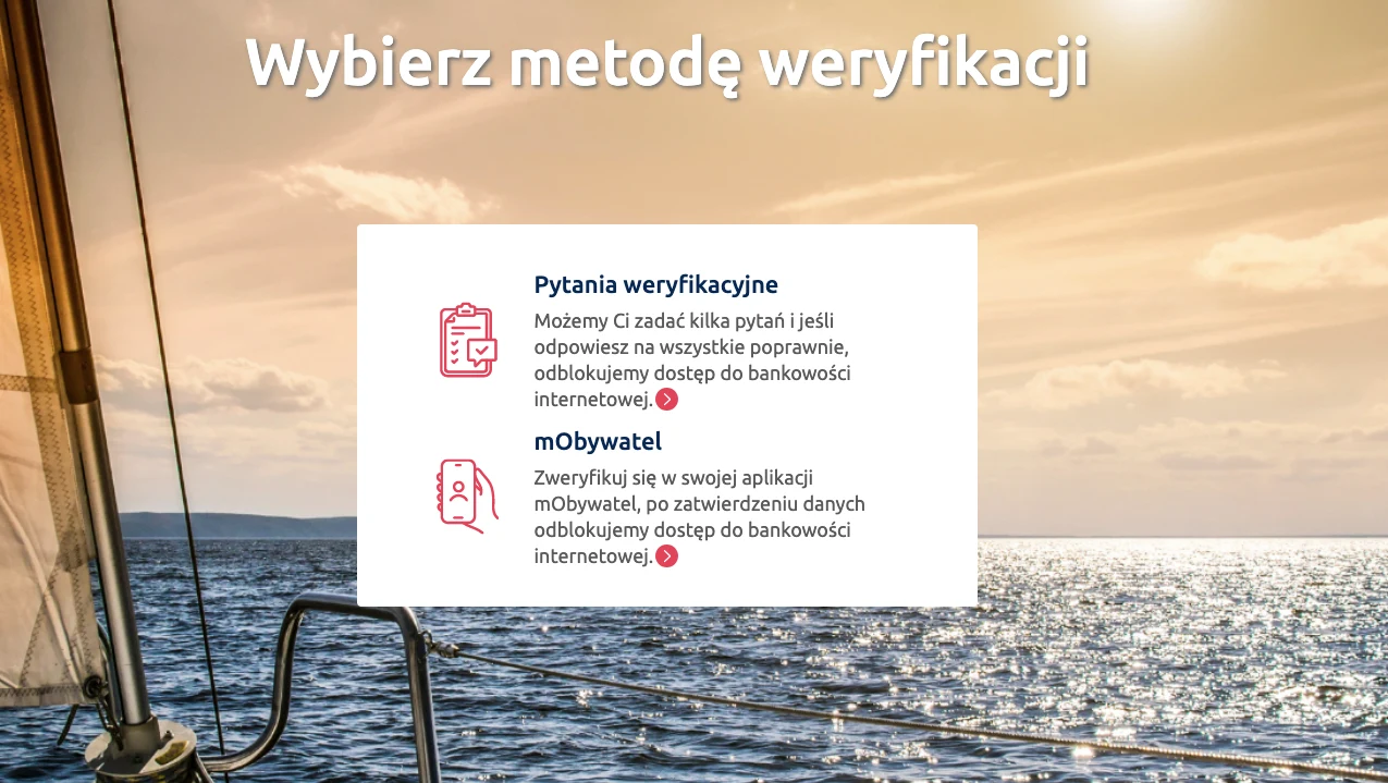 Widok na morze z pokładu statku lub łodzi, z elementami takielunku po lewej stronie obrazu i tekstem dotyczącym metod weryfikacji w bankowości internetowej pośrodku. Przejrzysty nieboskłon z delikatnymi chmurami.