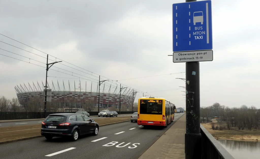 Od 1 stycznia 2026 r. buspasem nie będą mogły jeździć samochody elektryczne.