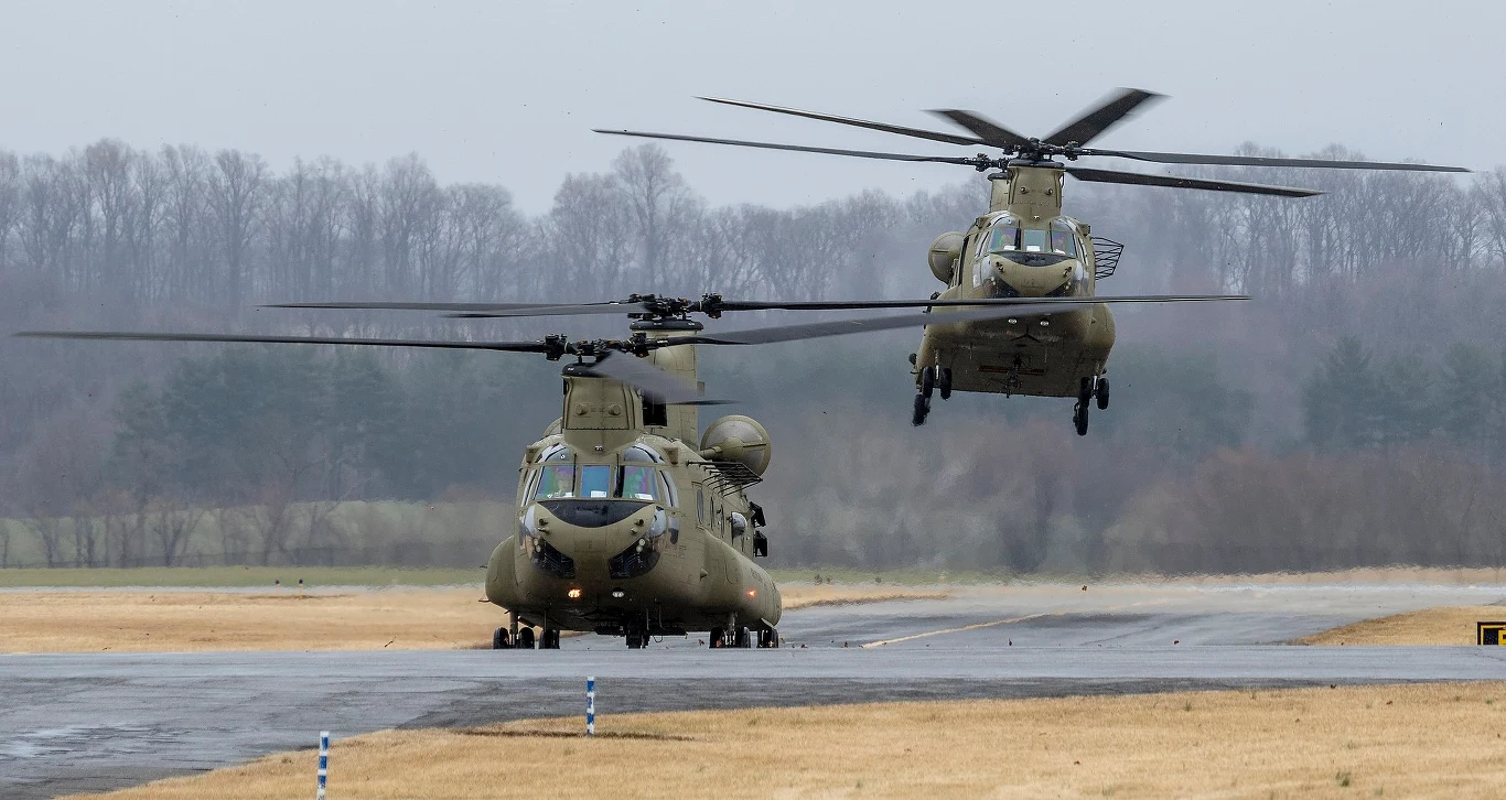 Śmigłowce wojskowe CH-47F Chinook.