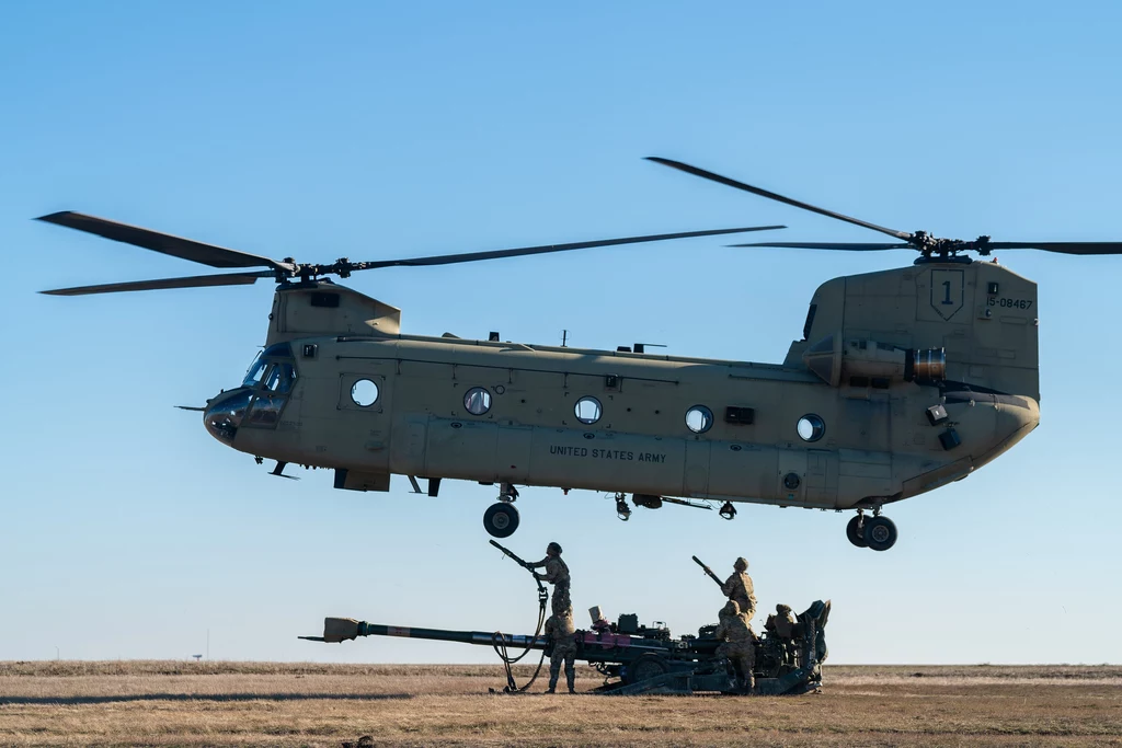Zjednoczone Emiraty Arabskie wydadzą ponad miliard dolarów na sześć śmigłowców CH-47 Chinook? Te maszyny są oferowane Polsce