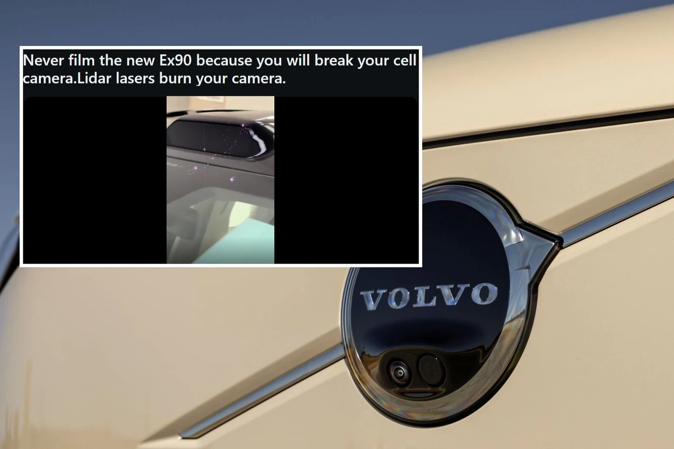 Jakiś czas temu Lidar w Volvo EX90 również uszkodził aparat w telefonie. Logo Volvo na tle jasnego lakieru samochodu, widoczne elementy technologii LiDAR zastosowanej w modelu Volvo EX90.
