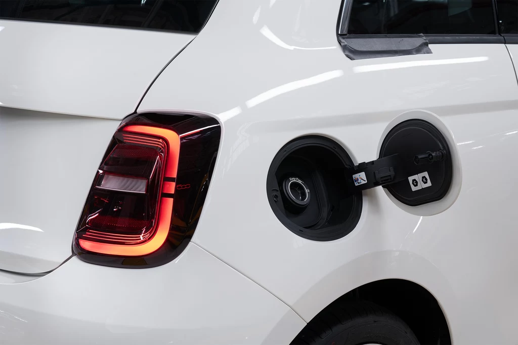 Naprawdę to zrobili. Elektryczny Fiat dostał silnik spalinowy
