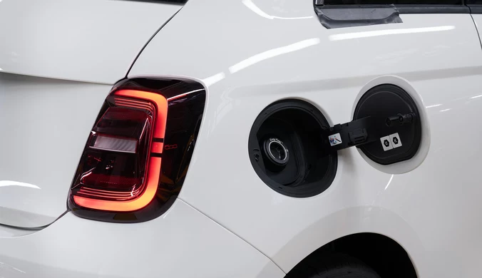 Naprawdę to zrobili. Elektryczny Fiat dostał silnik spalinowy