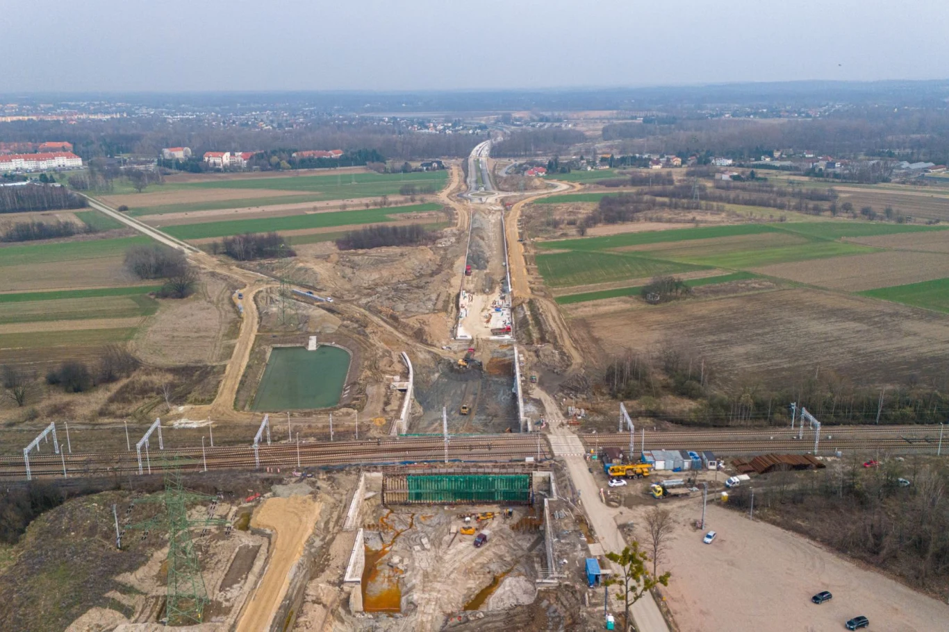 Na pewnym etapie budowy, kluczowe będzie wybudowanie tunelu pod linią kolejową. Na pewnym etapie budowy, kluczowe będzie wybudowanie tunelu pod linią kolejową.