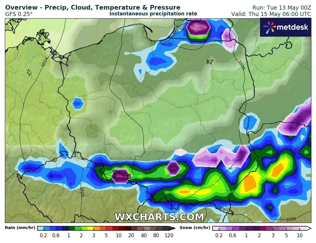 Pogoda w czwartek będzie bardzo wymagająca. Wtedy również rozpocznie się kolejny chłodny okres Mapa meteorologiczna przedstawiająca prognozę opadów na terenie Polski. Widoczna jest intensywna strefa opadów rozciągająca się w centralnej części kraju, zaznaczona w różnorodnych kolorach, wskazujących na stopień intensywności opadów.