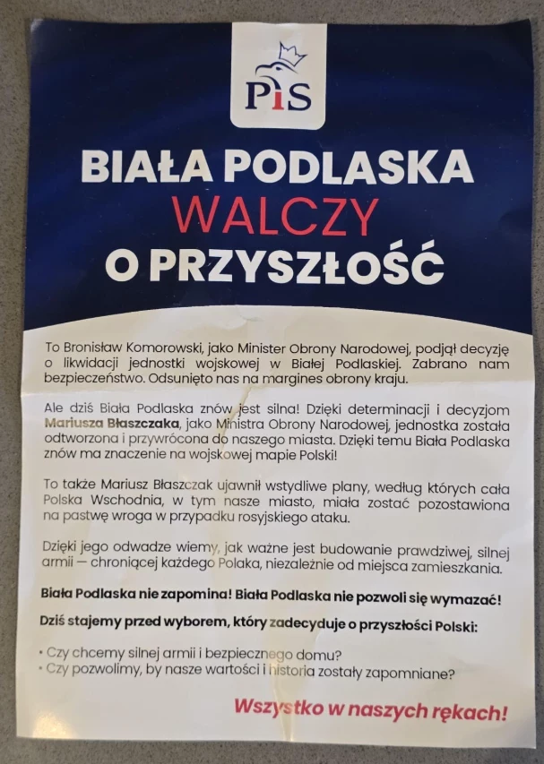 Ulotka PiS w kościele w Białej Podlaskiej Ulotka wyborcza z logo partii politycznej, z tytułem 'Biała Podlaska walczy o przyszłość' i tekstem promującym działania jednej z partii politycznych. Zawiera apel do mieszkańców oraz informacje na temat bezpieczeństwa regionu.