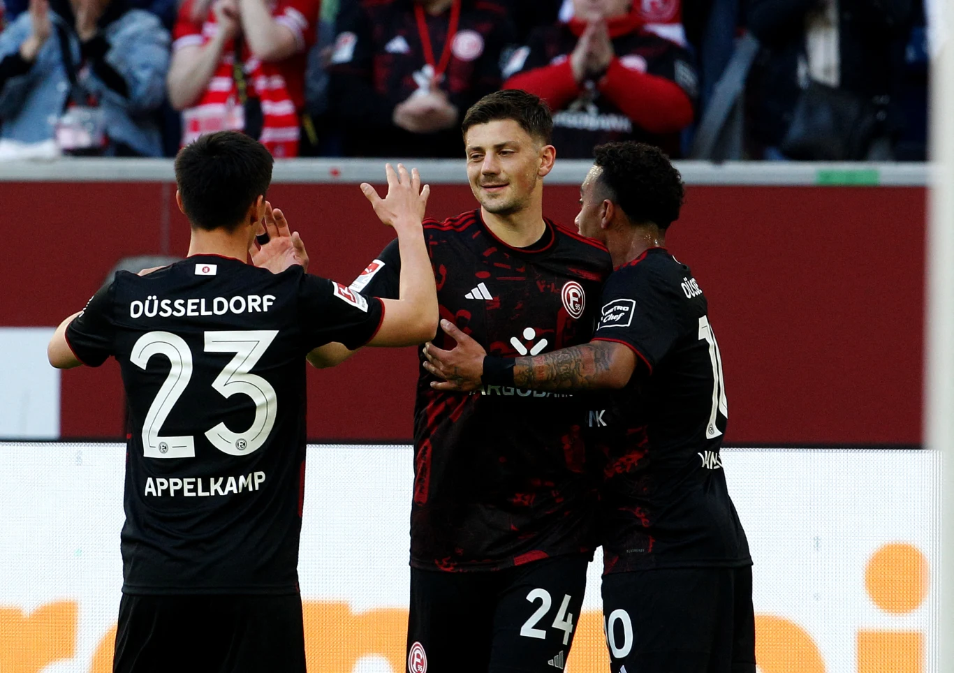 Dawid Kownacki w otoczeniu kolegów z Fortuny Dusseldorf Dawid Kownacki w otoczeniu kolegów z Fortuny Dusseldorf