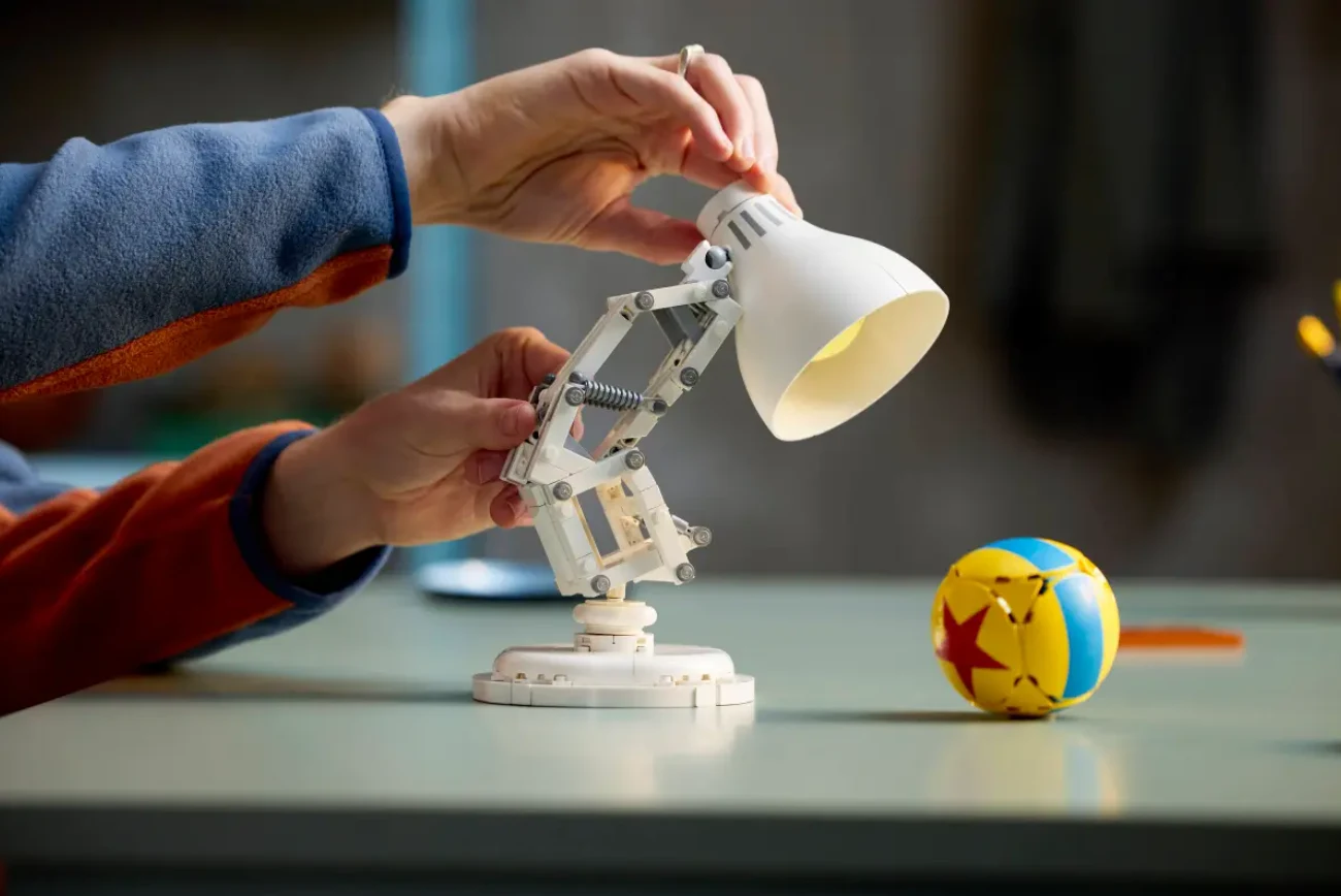 Model lampy Luxo Jr. z 1986 roku odtworzony z klocków LEGO Model lampy Luxo Jr. z 1986 roku odtworzony z klocków LEGO