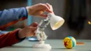 Model lampy Luxo Jr. z 1986 roku odtworzony z klocków LEGO