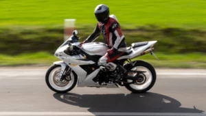 Przeciwskręt to motocyklowy paradoks. Skręcasz w lewo, jedziesz w prawo