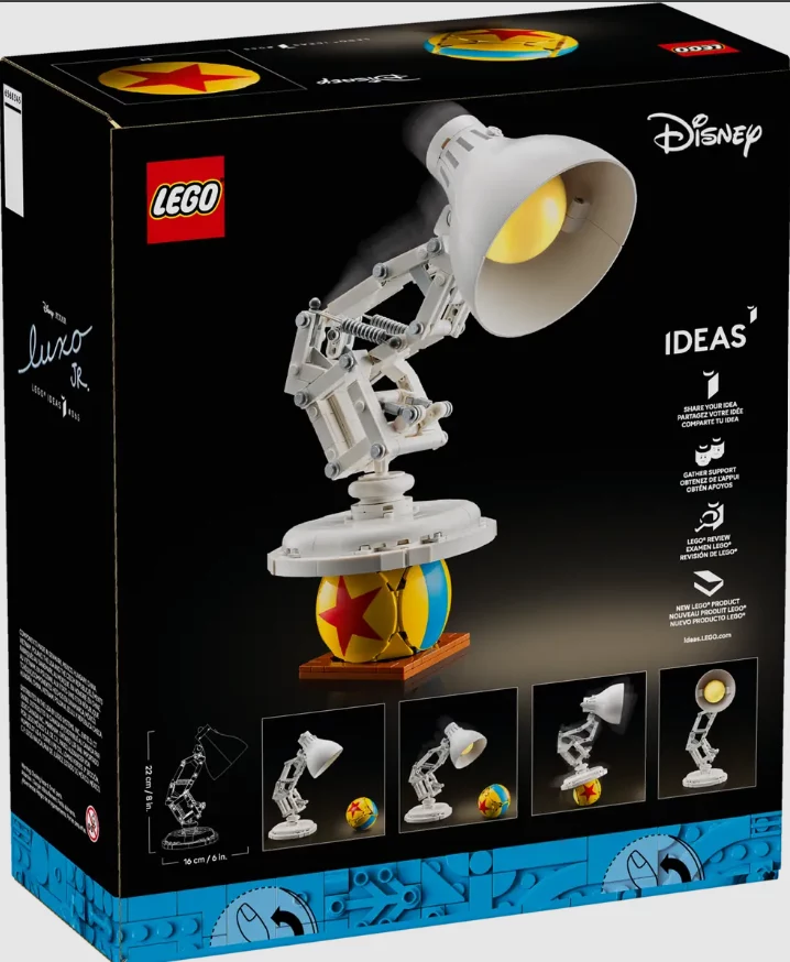 Nowy zestaw LEGO dla dorosłych fanów Pixara można kupić w przedsprzedaży Opakowanie zestawu LEGO z lampą inspirowaną projektami Disney i Pixar. Na pierwszym planie widać pudełko z ilustracją lampy umieszczonej na kolorowej piłce. Detale na opakowaniu podkreślają współpracę z marką Disney i projekt LEGO Ideas.